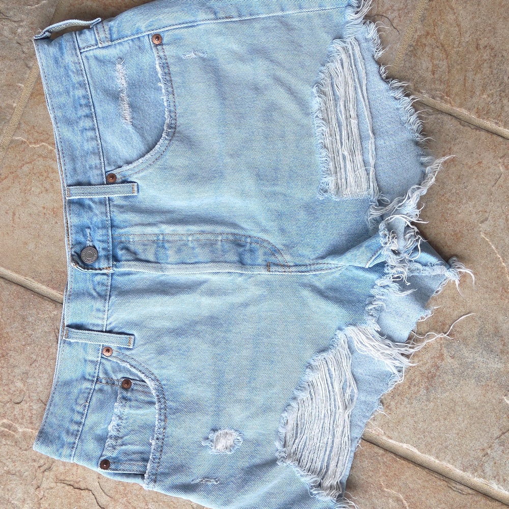 Levi's 501 Light Wash Distressed Denim Shorts W32